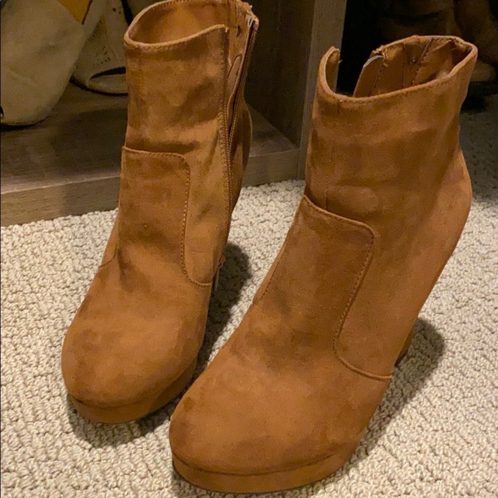 Tan suede zip-up Boots